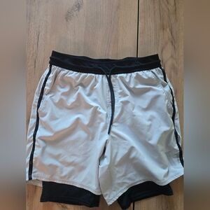 Vuori Men's Trail Short 2.0 - Light Grey/Black - Lined - Size Small